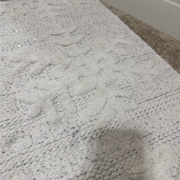 NWOT Elegant White Textured Runner with Tassels - Picture 2 of 2